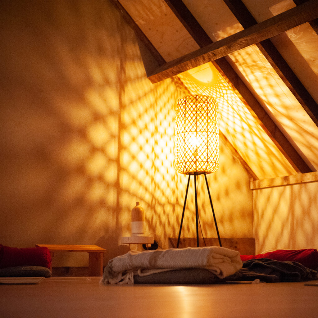 sfeerlicht tijdens yoga retraite in Nederland, Kaldenbroek te Lottum, Noord-Limburg
